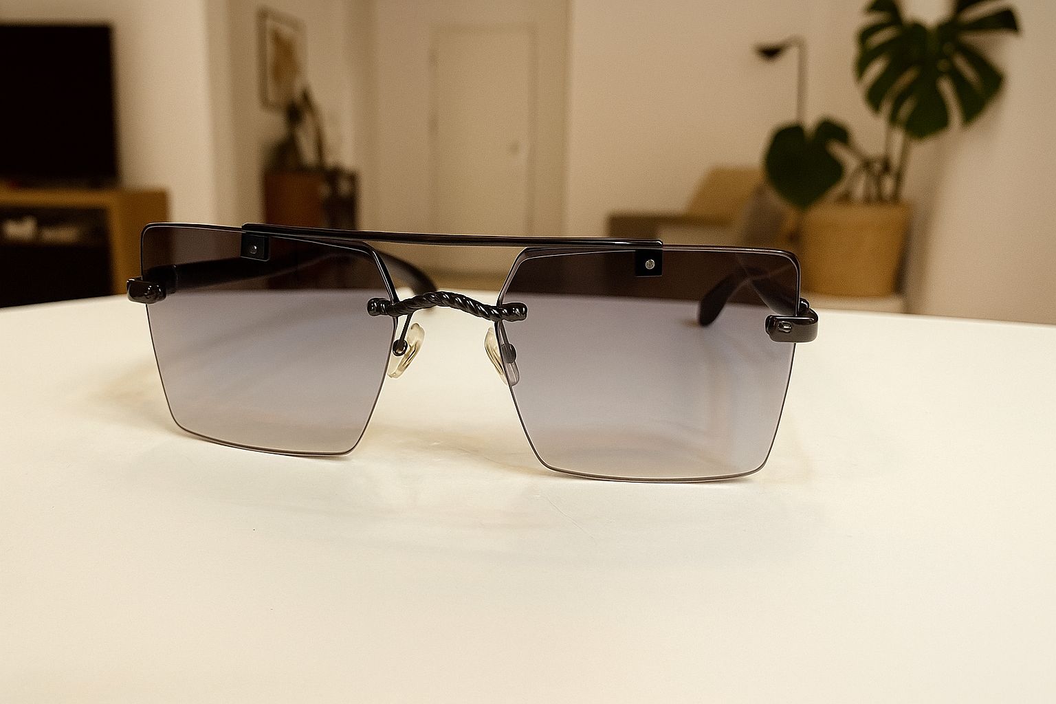  Meeran panther sunglasses with gradient lenses and a black/black frame, featuring UV protection